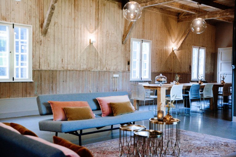 Woonkamer met bank, bijzettafels en eettafel