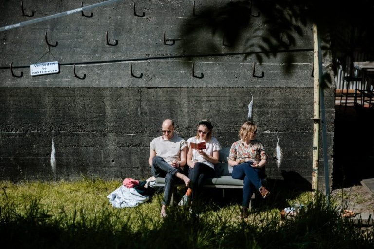 Boek lezen tegen de bunker