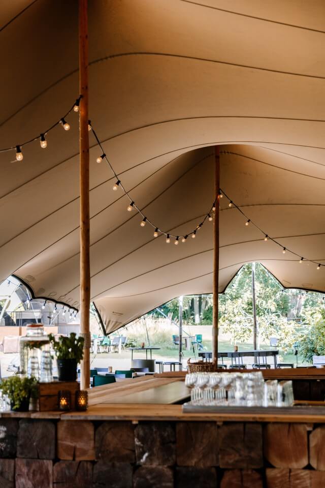 Buitenbar onder tent
