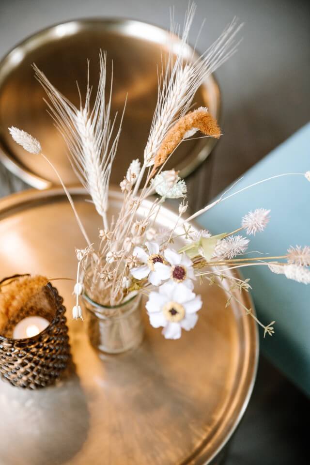 D2 tafeltjes met bloemen en kaars