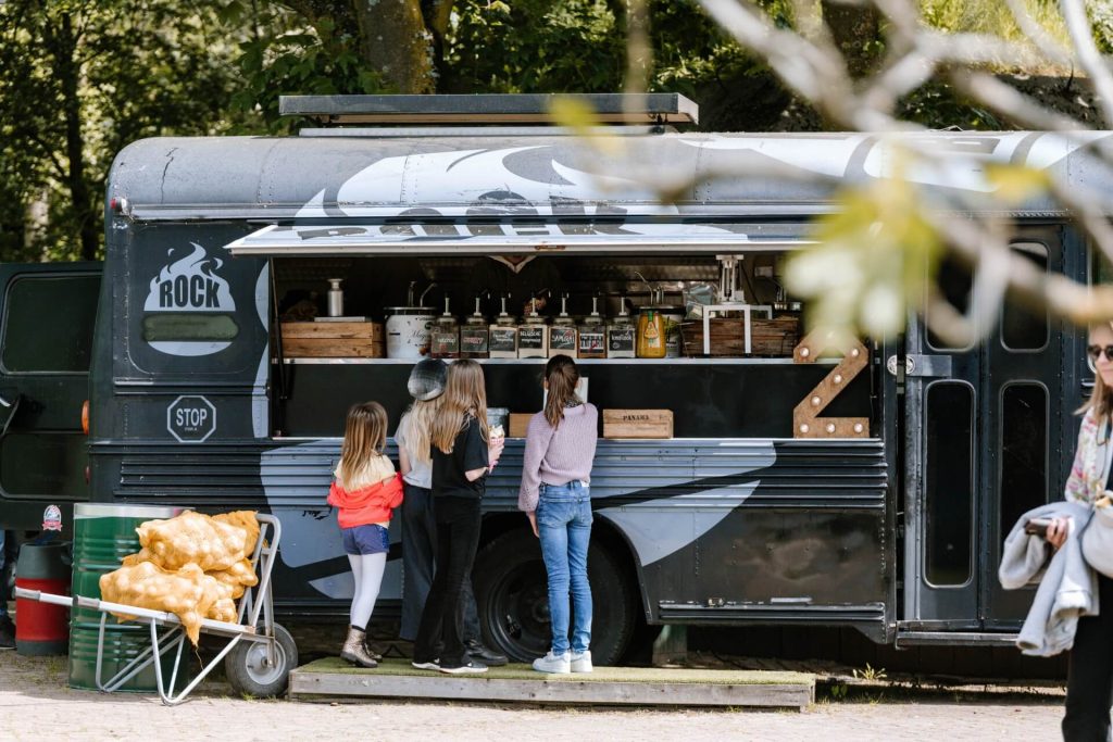 Frietfoodtruck op Terraseiland Fort aan de Klop in Utrecht.