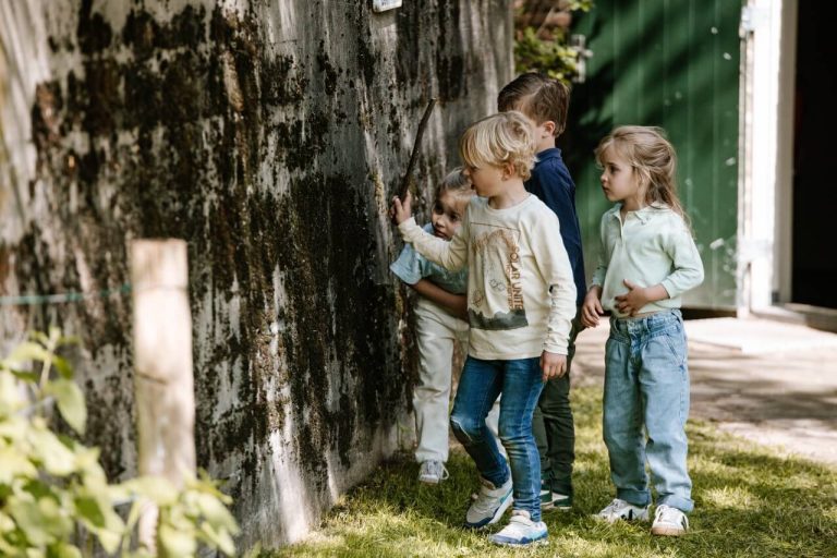 Kinderen op onderzoek uit op het Terraseiland