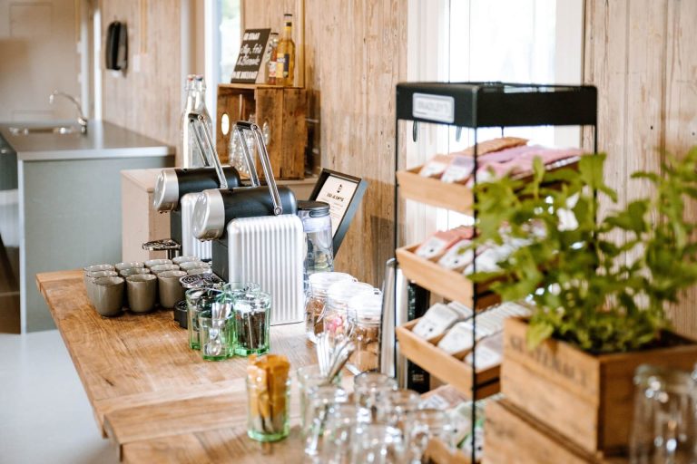 Koffie- en theebuffet in vergaderzaal van Fort aan de Klop in Utrecht.