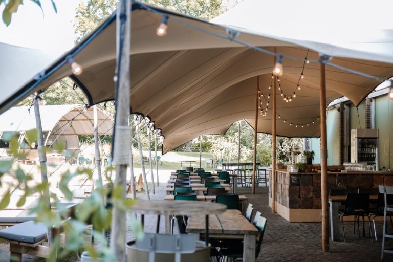 Buitenbar onder de festivaltent