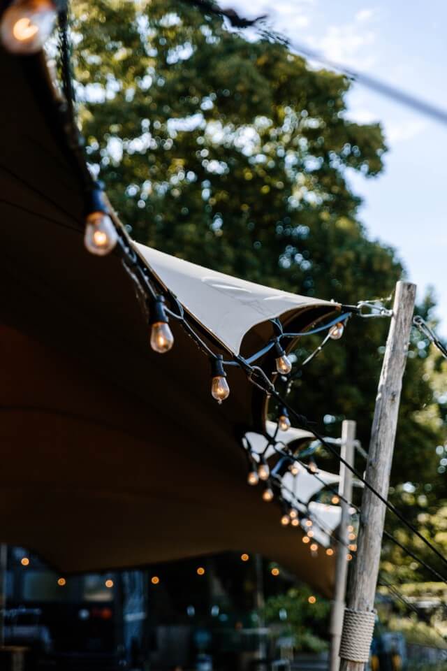 Lichtjes langs festivaltent