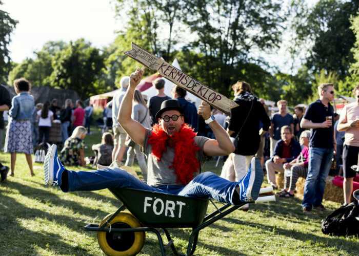 Man in kruiwagen Kermis de Klop 2017