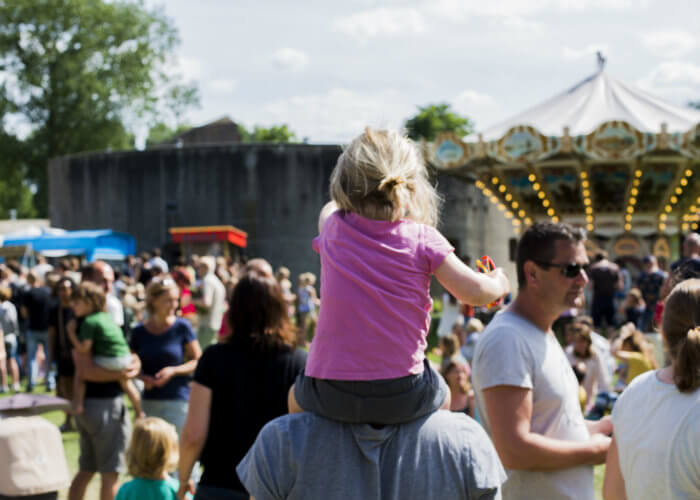 Meisje op schouders Kermis de Klop 2017