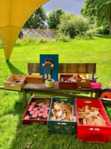 Bankje met knutselspullen