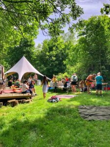 Knustelen bij de pipowagen